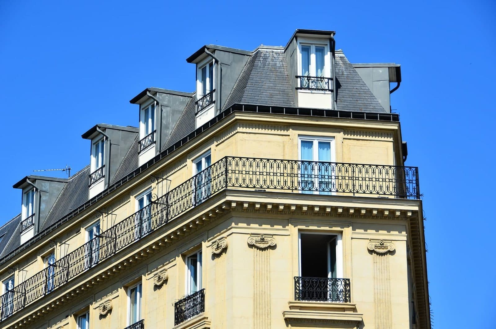 Étanchéité de toiture-terrasse réalisée par Aux Compagnons Parisiens en Île-de-France